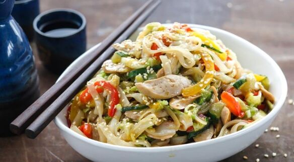 Spaghetti di riso con verdure – il primo piatto del menù dietetico senza glutine