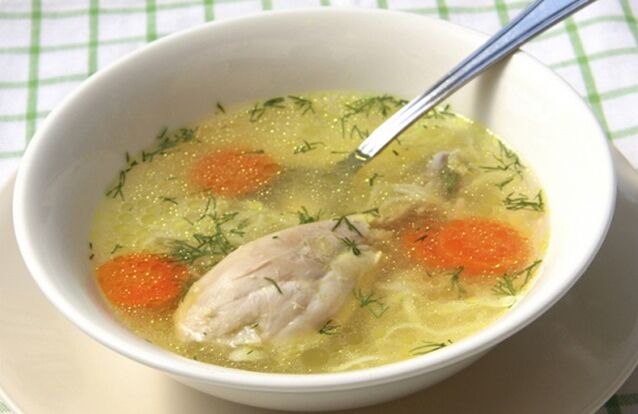 Preparazione della zuppa di verdure con pollo per la dieta Dukan
