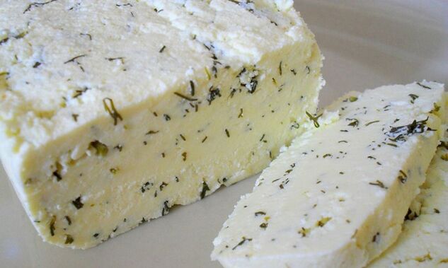 formaggio salato come opzione per la colazione nella dieta Dukan