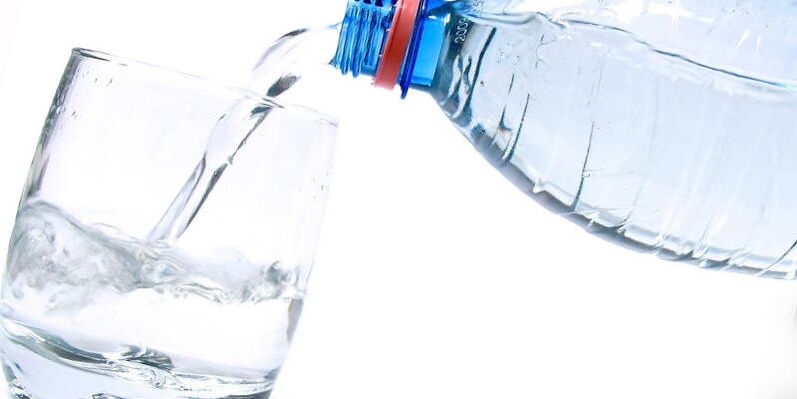 Bere acqua pura è obbligatorio per dimagrire a casa