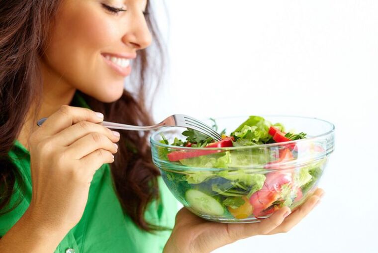 Mangia insalata di verdure per dimagrire