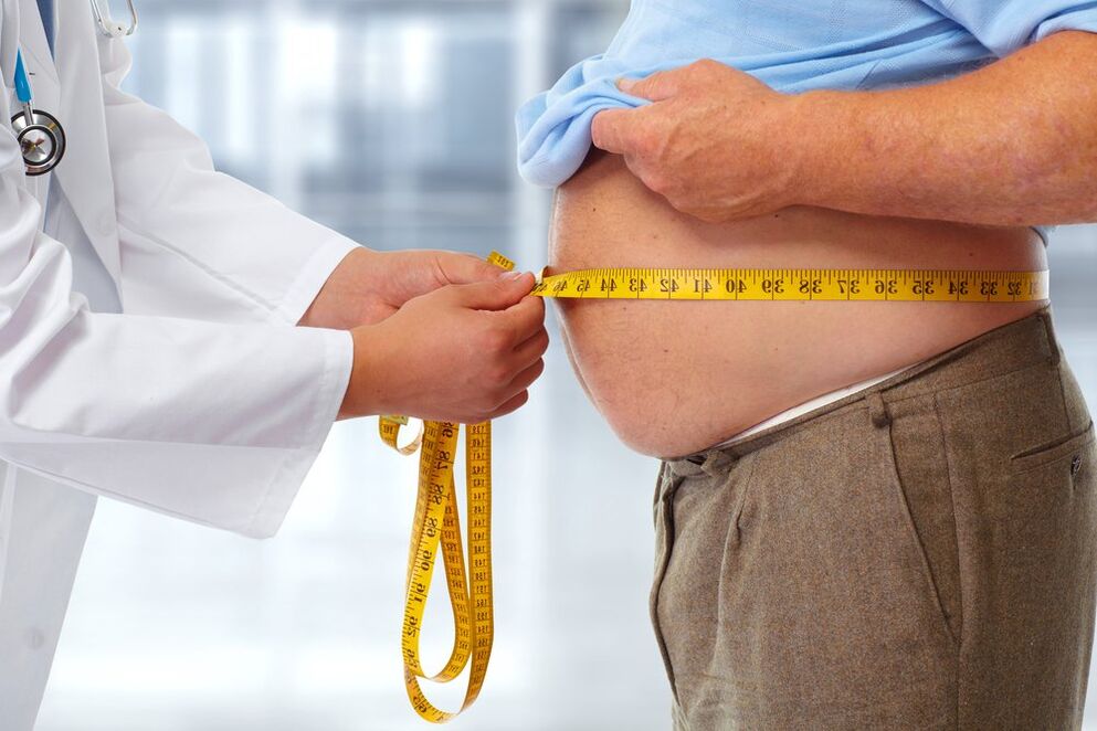 Il medico misura la vita del paziente durante una dieta
